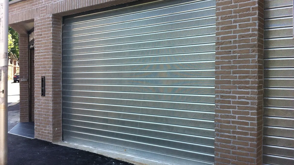 Rideau métallique installé devant un commerce à Lyon
